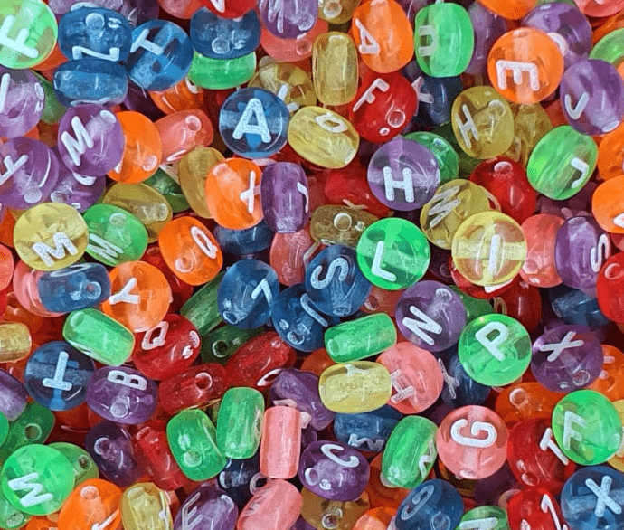 Miçangas Alfabeto Transparente Colorido 10 Gramas