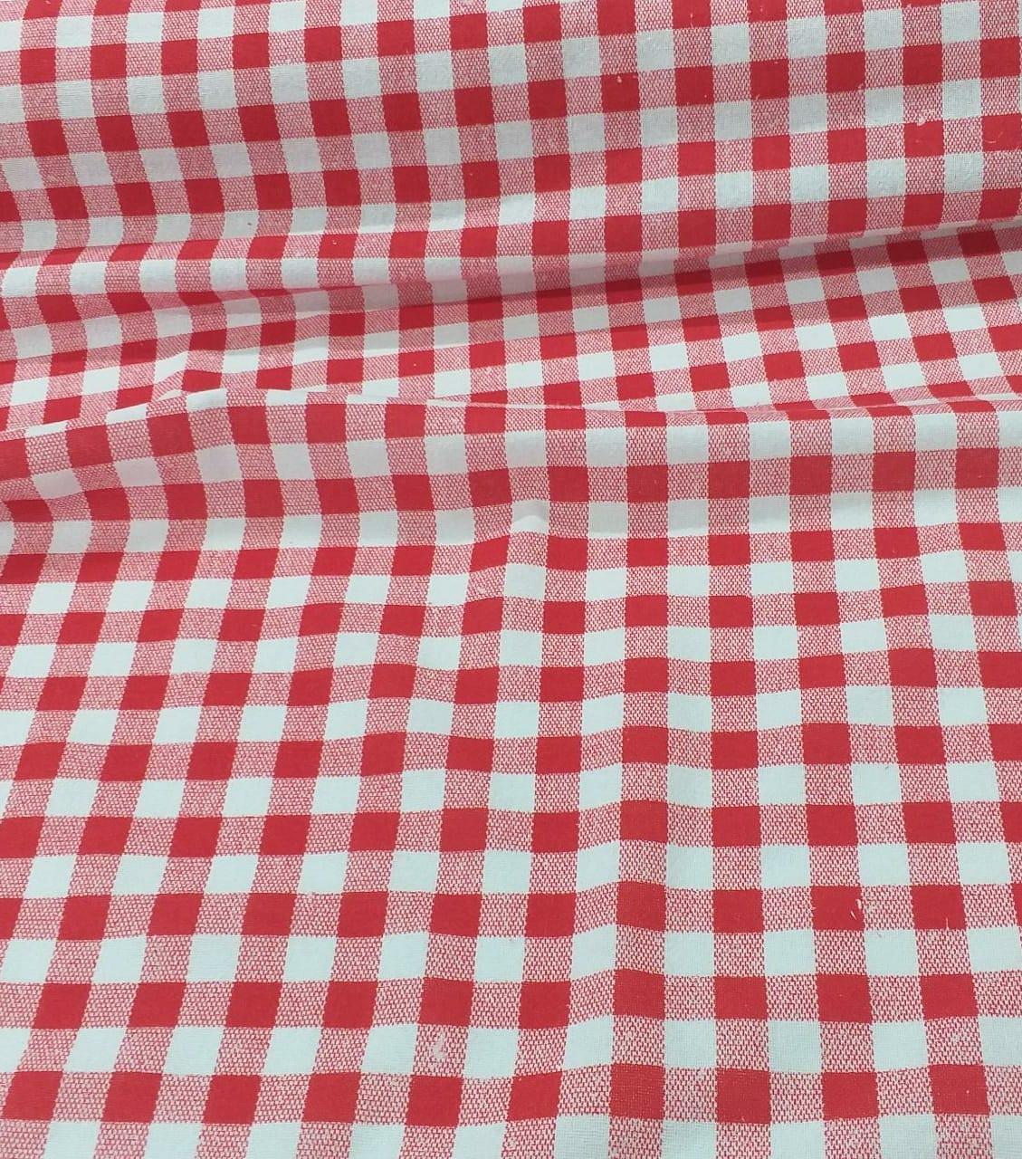 Pano d prato atoalhado bordado no tecido xadrez com bico em crochê.